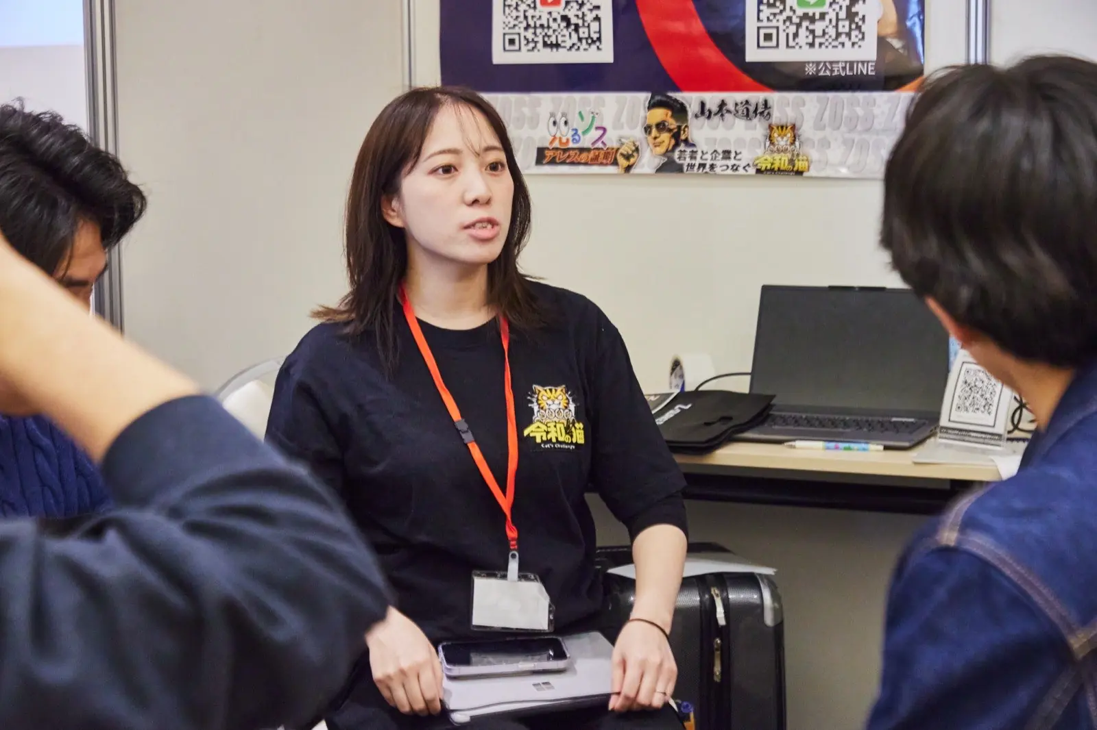 企業ブースで担当者と話す参加者（前回開催）
